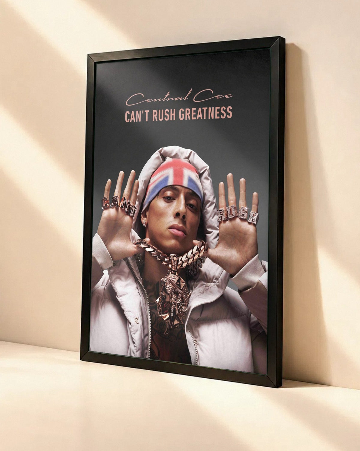 Poster Central Cee – Can't Rush Greatness dans un cadre noir, vue en angle