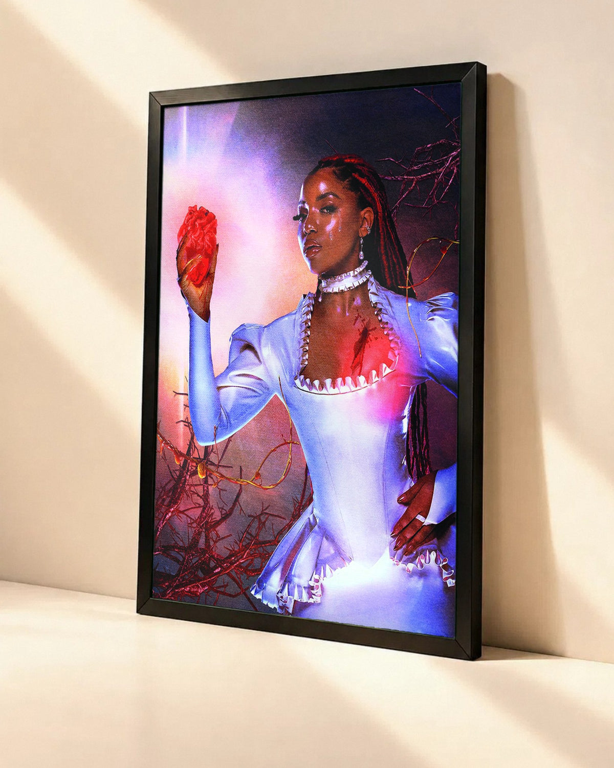 Poster Chlöe – In Piece dans un cadre noir, vue en angle