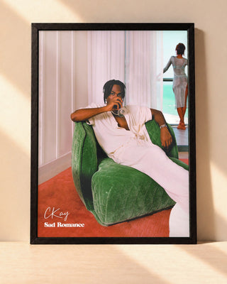 Poster CKay – Sad Romance encadré dans un cadre noir, posé contre un mur clair