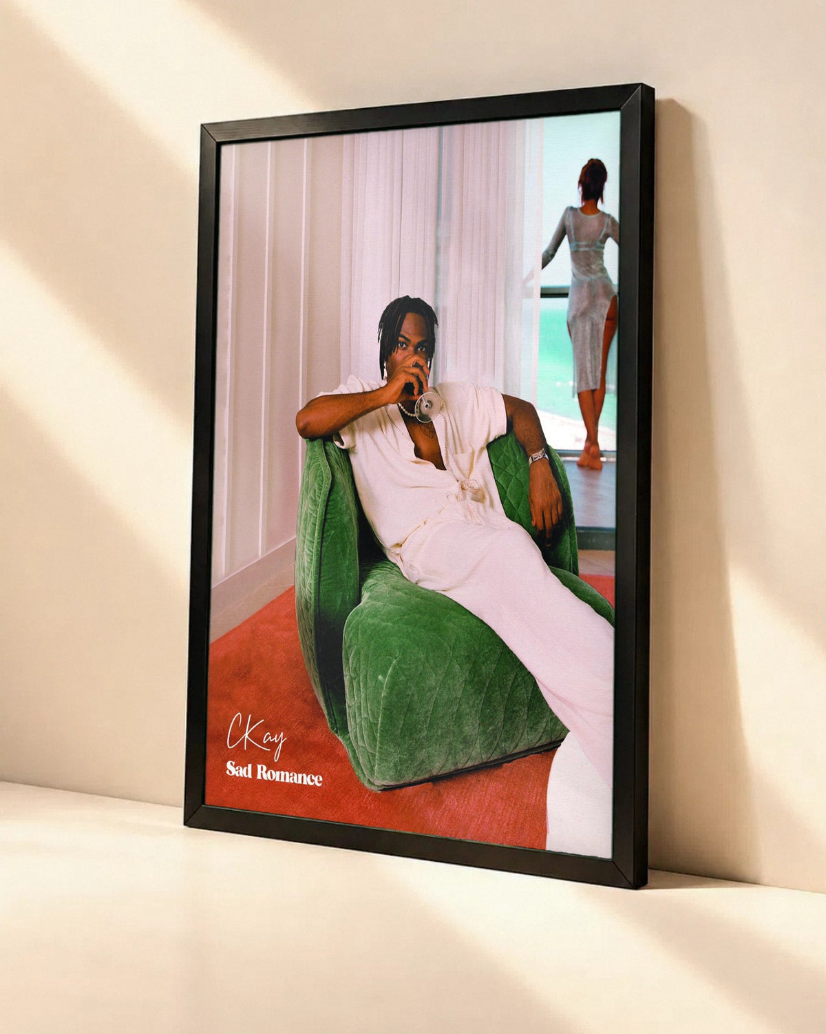 Poster CKay – Sad Romance dans un cadre noir, vue en angle