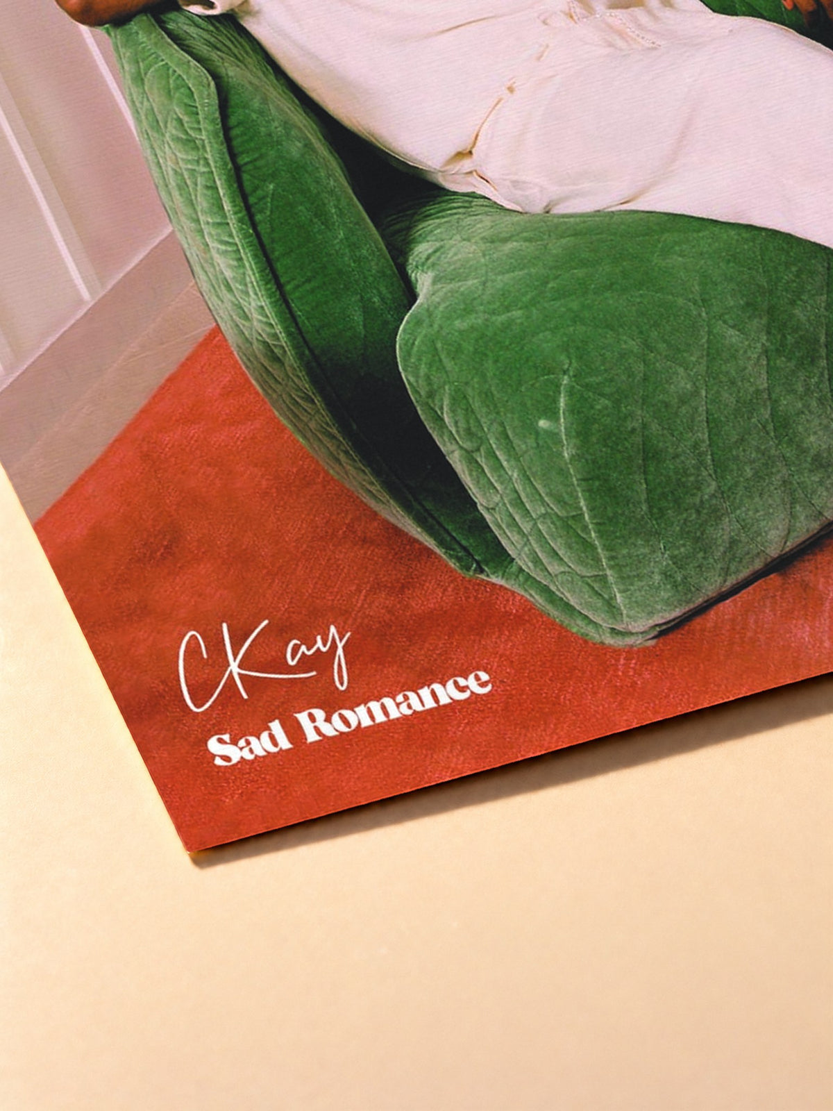 Gros plan sur l'impression du poster CKay – Sad Romance