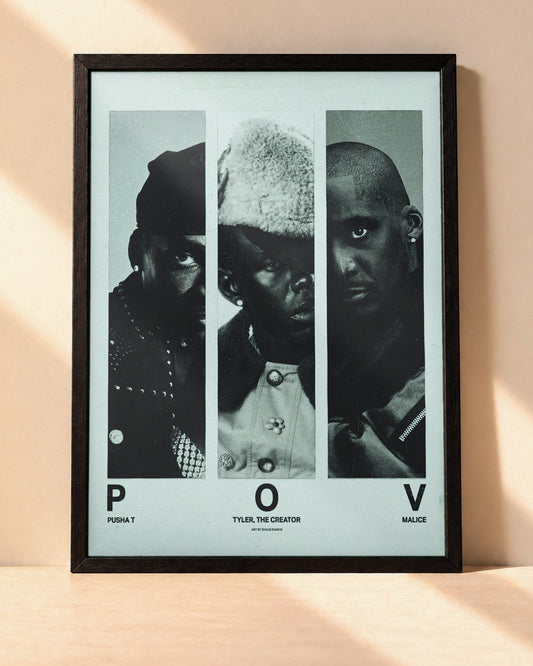 Poster Clipse & Tyler, The Creator – POV encadré dans un cadre noir, posé contre un mur clair