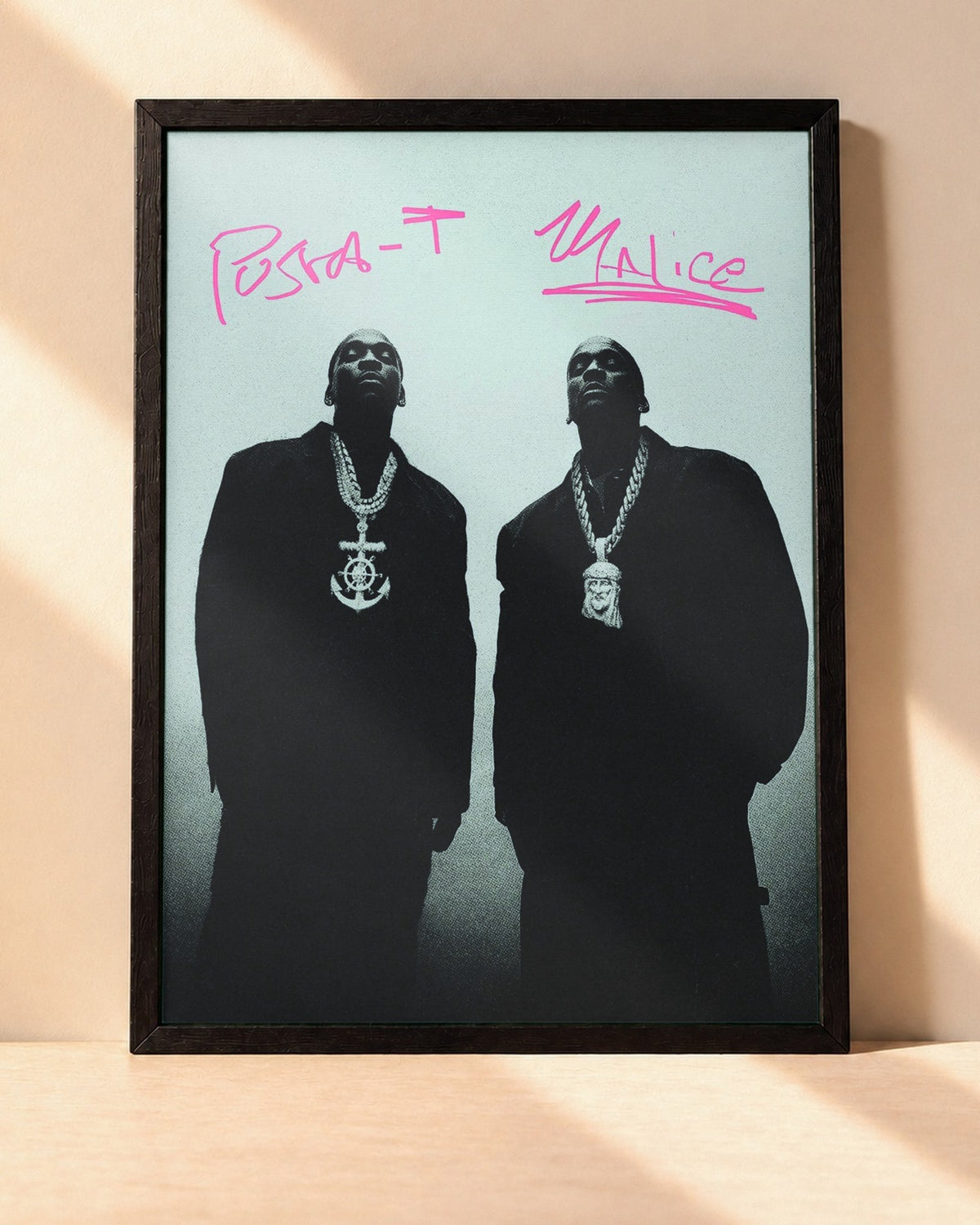 Poster Clipse – Let God Sort Em Out encadré dans un cadre noir, posé contre un mur clair