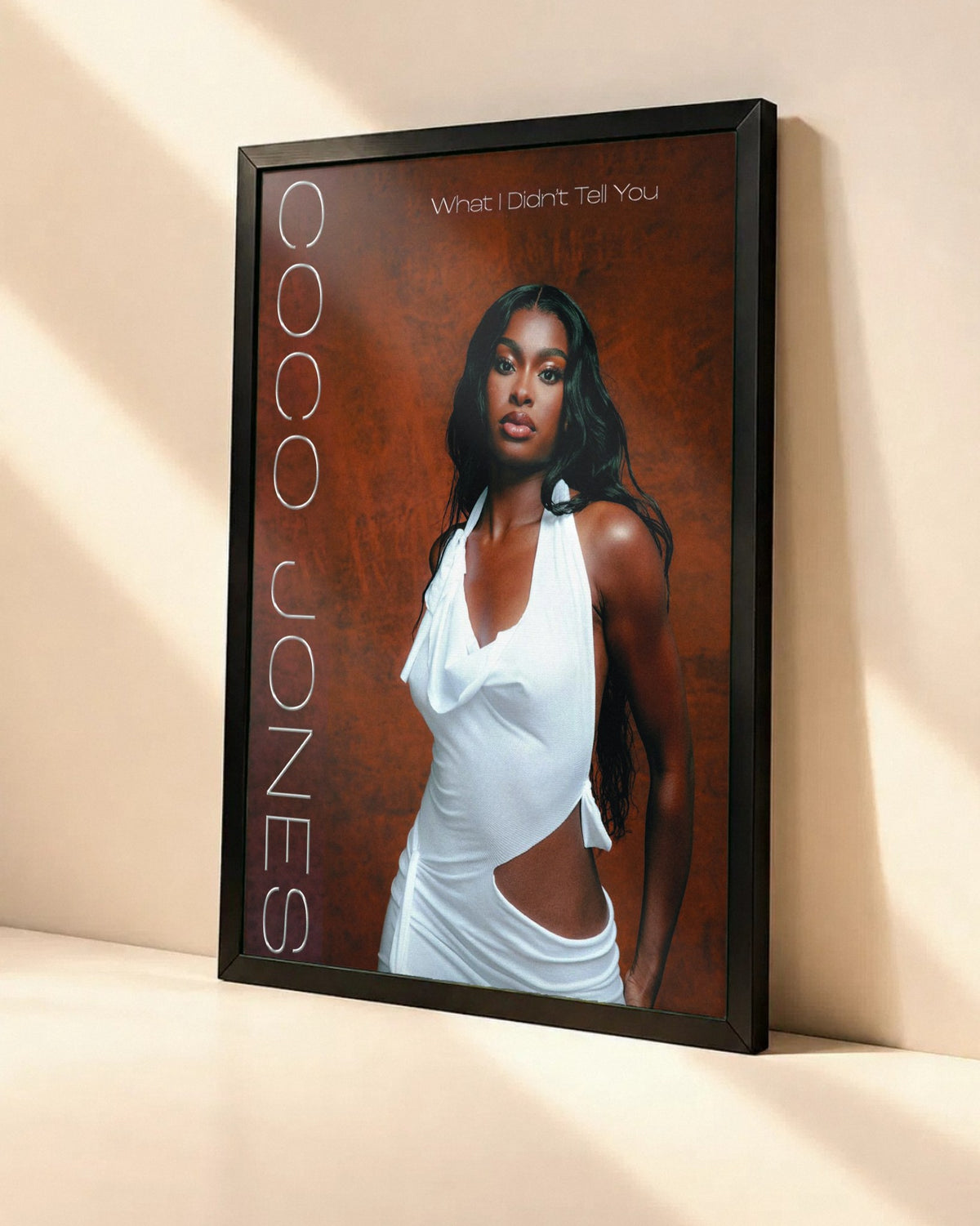Poster Coco Jones – What I Didn't Tell You dans un cadre noir, vue en angle