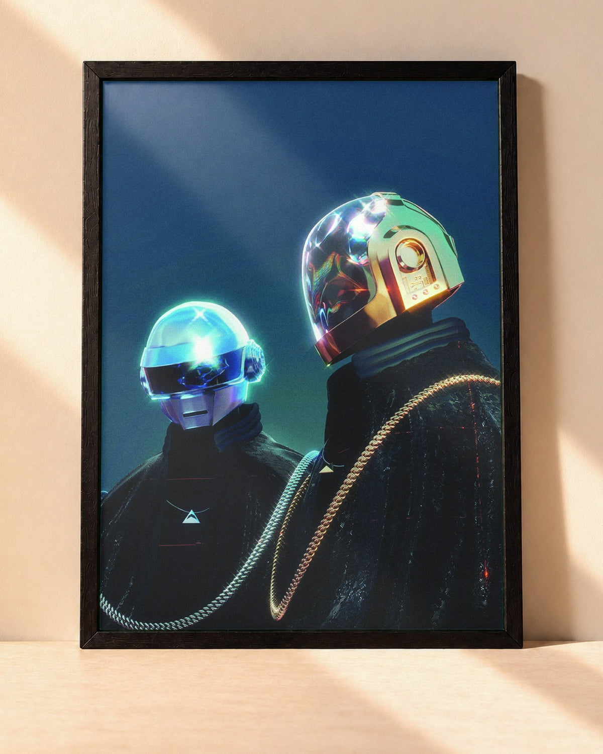 Poster Daft Punk encadré dans un cadre noir, posé contre un mur clair
