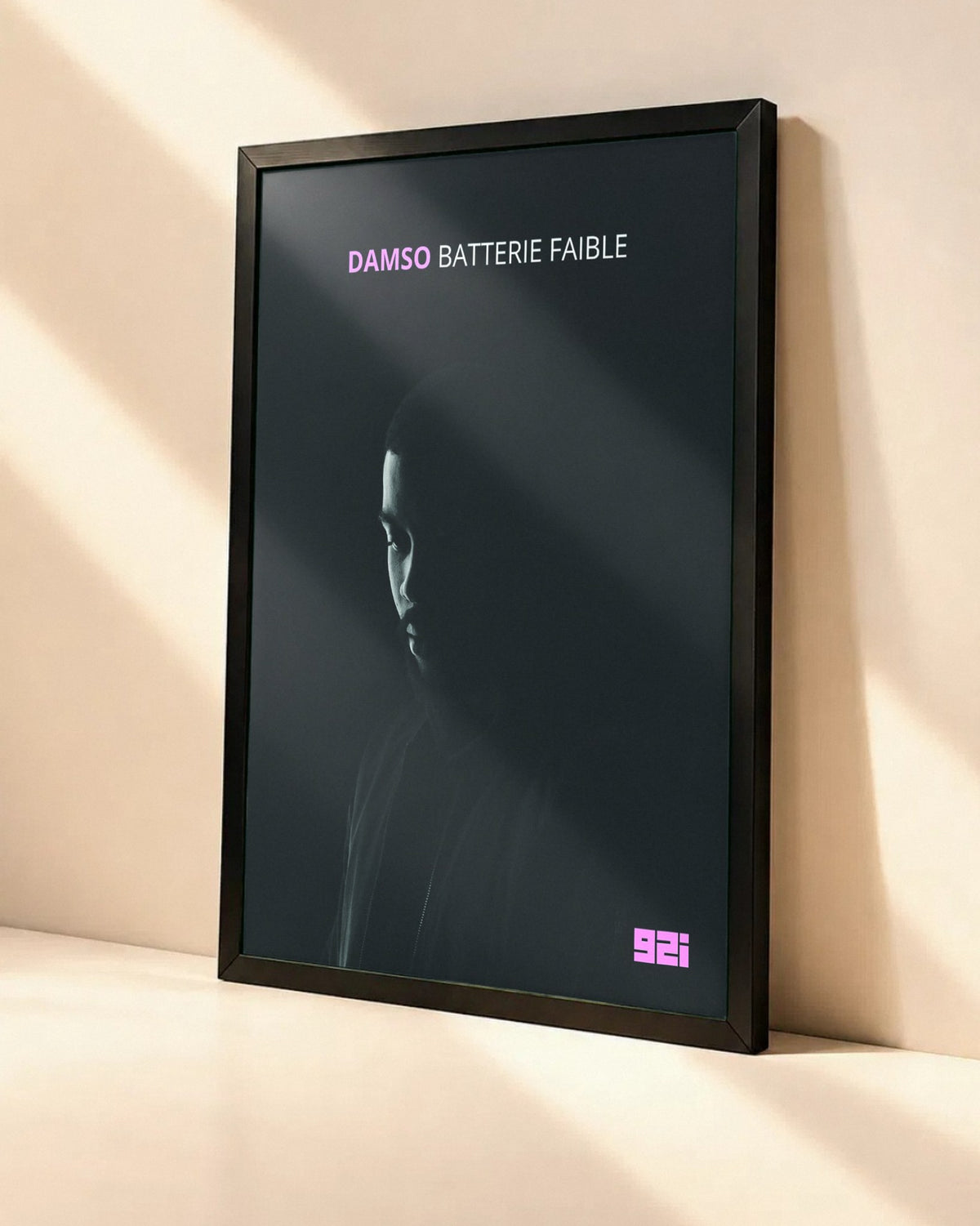 Poster Damso – Batterie Faible dans un cadre noir, vue en angle