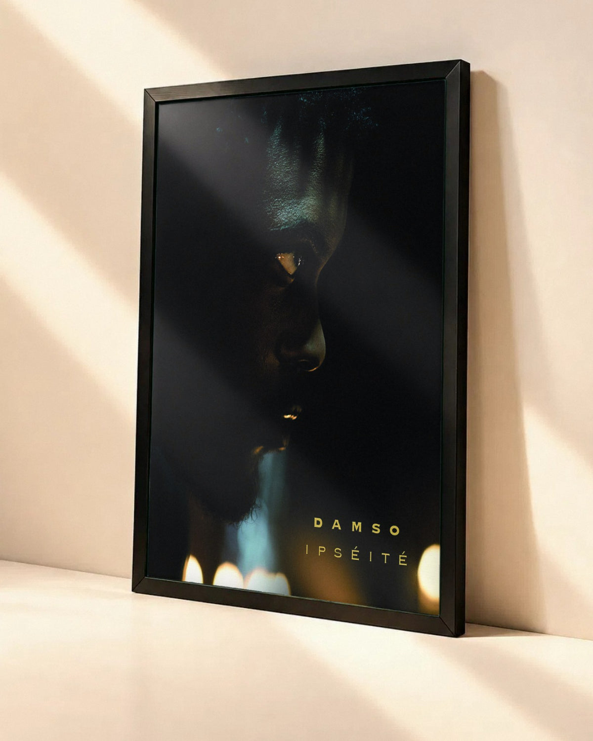 Poster Damso – Ipséité dans un cadre noir, vue en angle