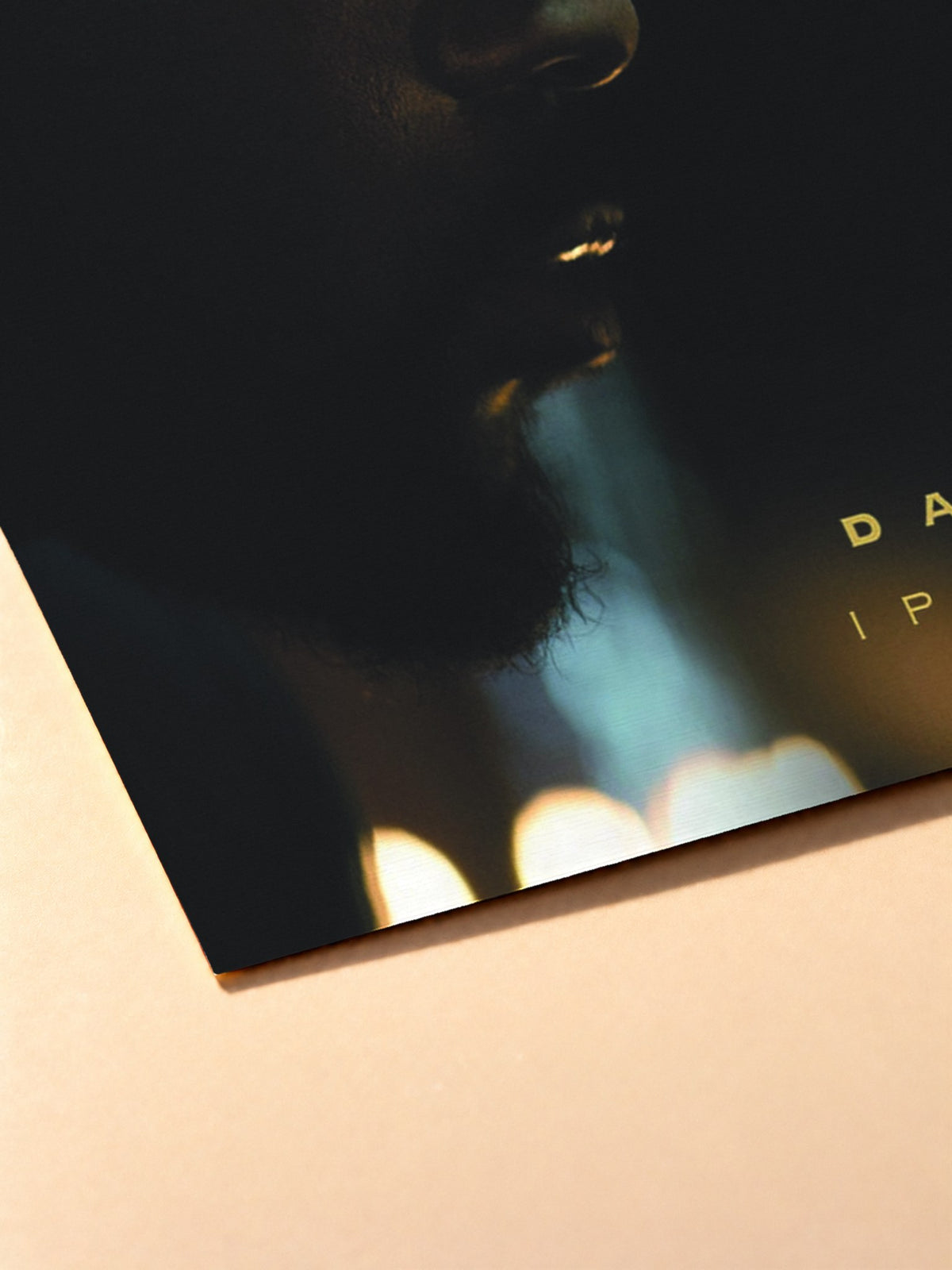 Gros plan sur l'impression du poster Damso – Ipséité