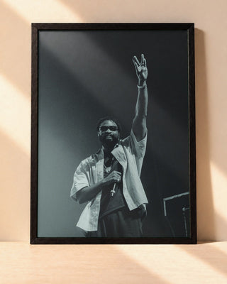 Poster Damso – Vie encadré dans un cadre noir, posé contre un mur clair