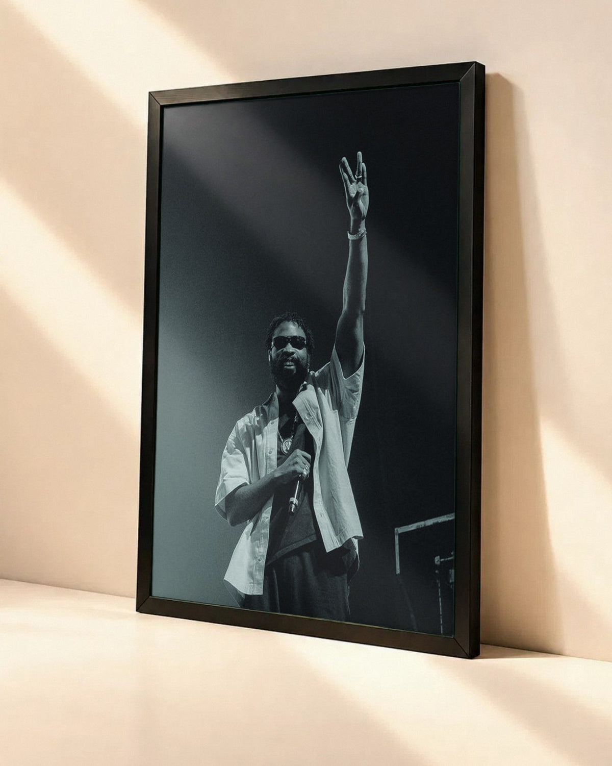 Poster Damso – Vie dans un cadre noir, vue en angle