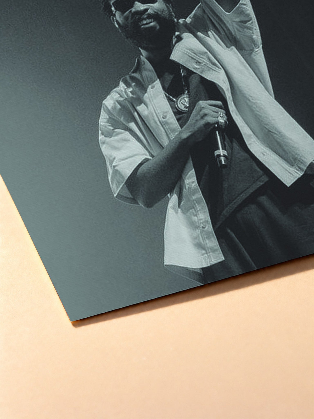 Gros plan sur l'impression du poster Damso – Vie