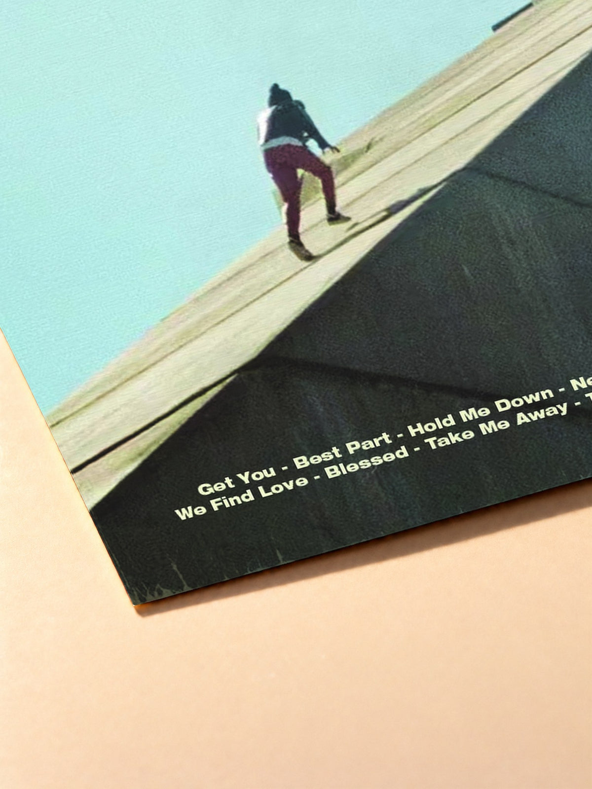 Gros plan sur l'impression du poster Daniel Caesar – Freudian