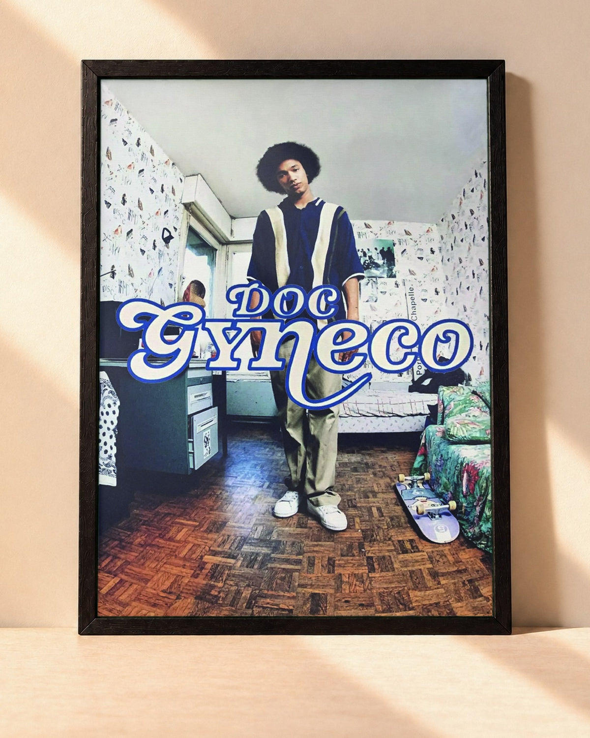 Poster Doc Gynéco – Première Consultation encadré dans un cadre noir, posé contre un mur clair