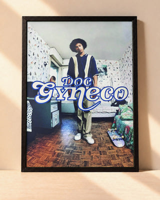 Poster Doc Gynéco – Première Consultation encadré dans un cadre noir, posé contre un mur clair