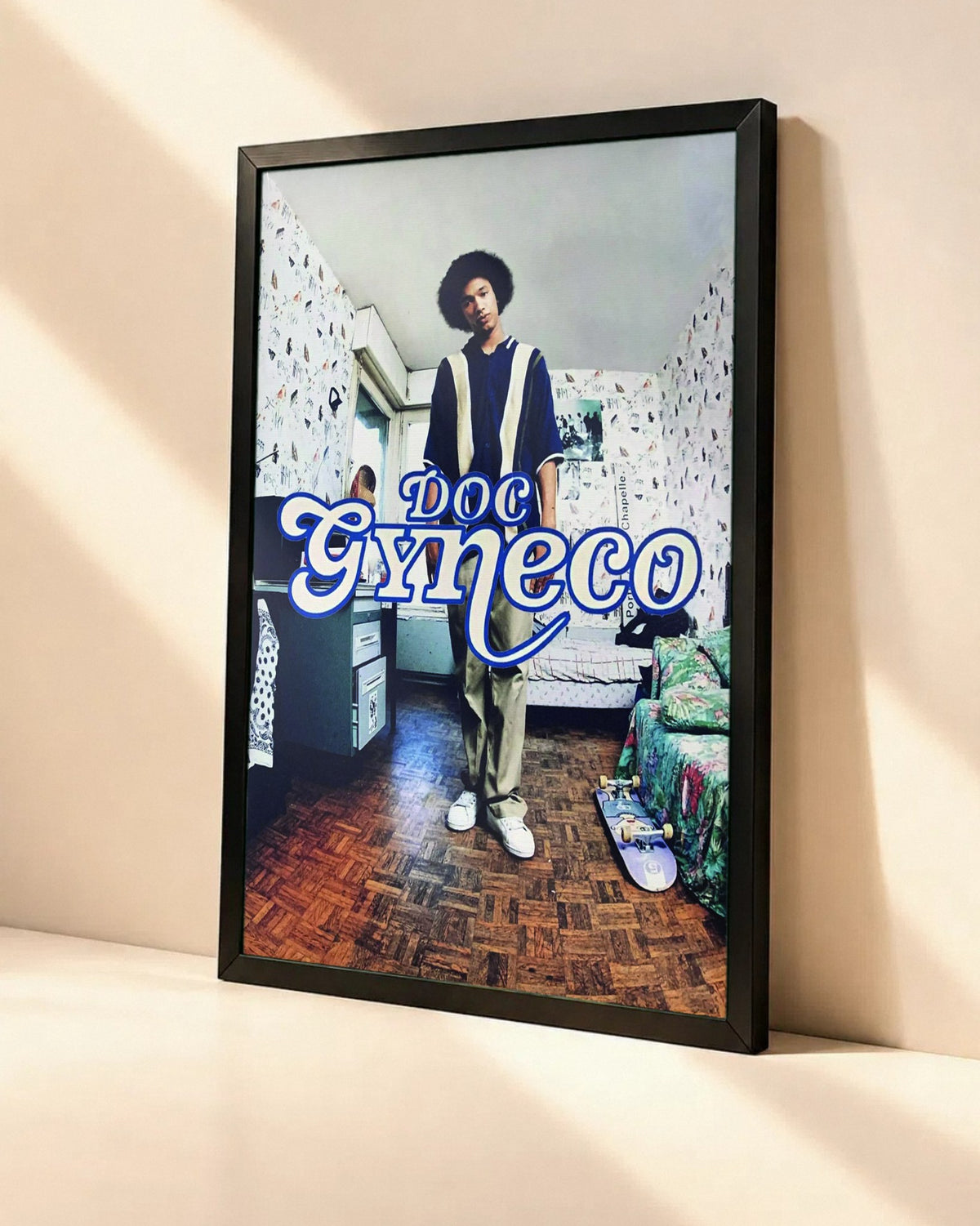 Poster Doc Gynéco – Première Consultation dans un cadre noir, vue en angle