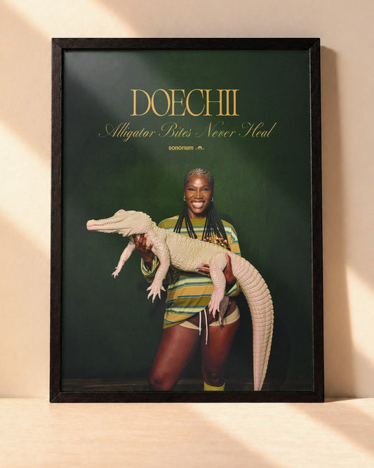 Poster Doechii – Alligator Bites Never Heal encadré dans un cadre noir, posé contre un mur clair