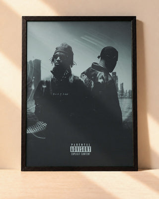Poster Drake & 21 Savage – Her Loss encadré dans un cadre noir, posé contre un mur clair