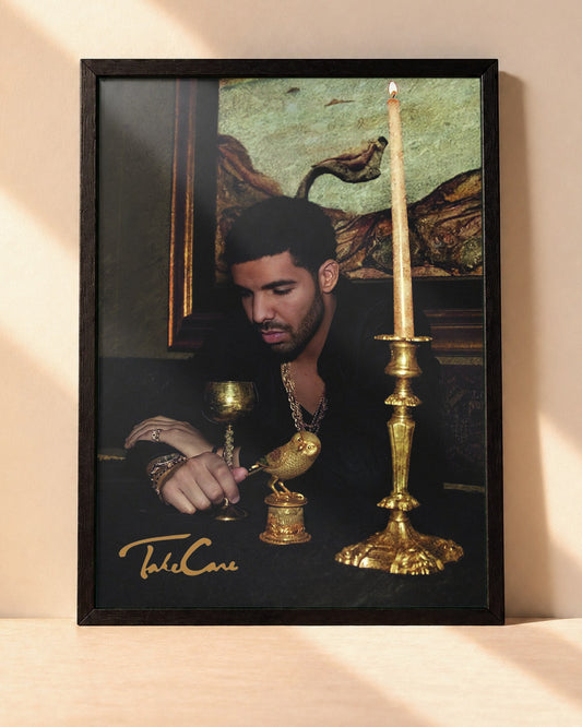 Poster Drake – Take Care encadré dans un cadre noir, posé contre un mur clair