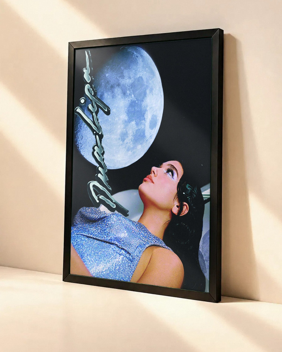 Poster Dua Lipa – Nostalgia dans un cadre noir, vue en angle
