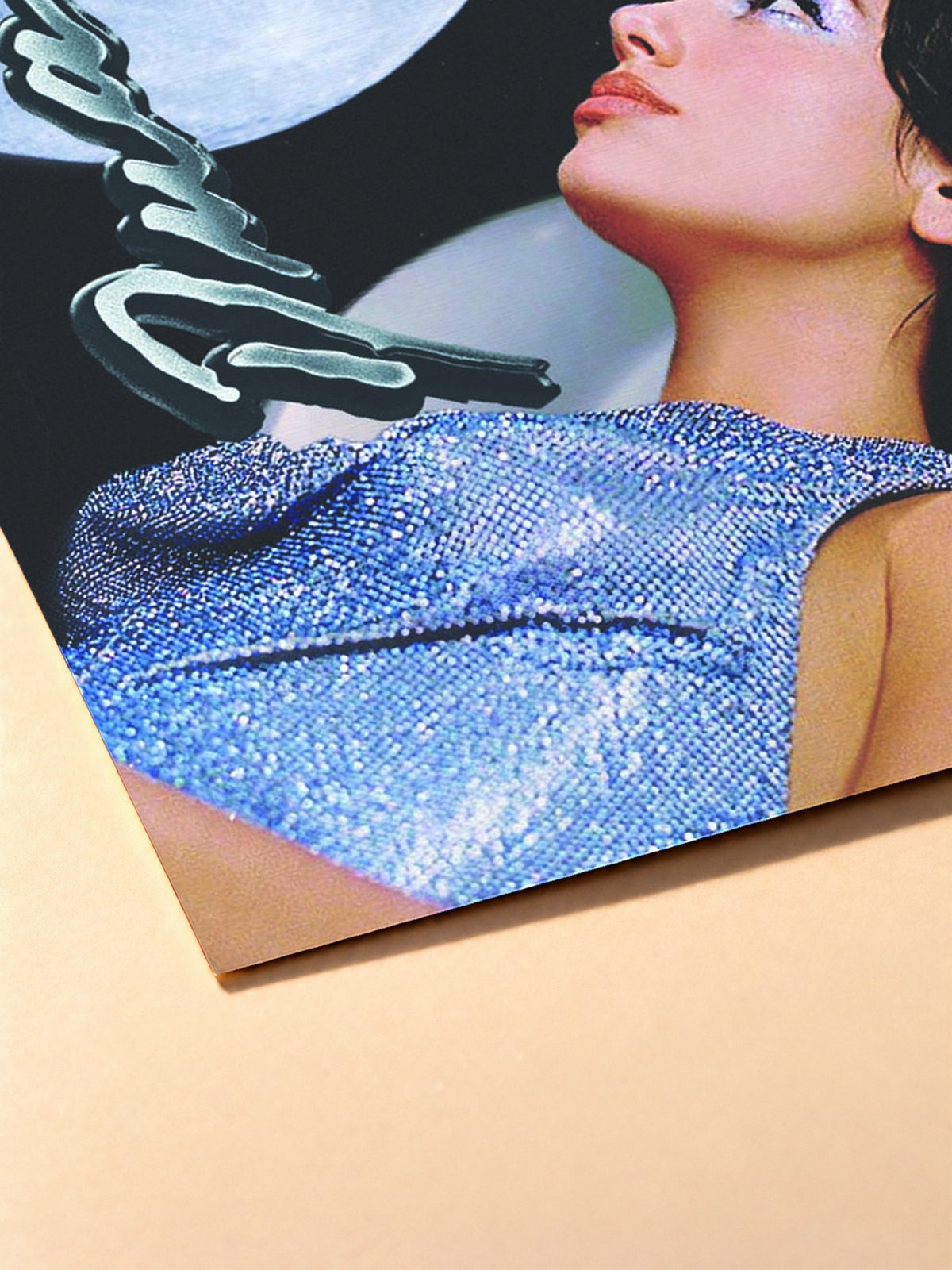 Gros plan sur l'impression du poster Dua Lipa – Nostalgia