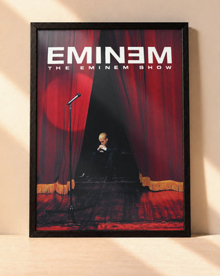 Poster Eminem – The Eminem Show encadré dans un cadre noir, posé contre un mur clair