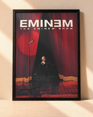 Poster Eminem – The Eminem Show encadré dans un cadre noir, posé contre un mur clair