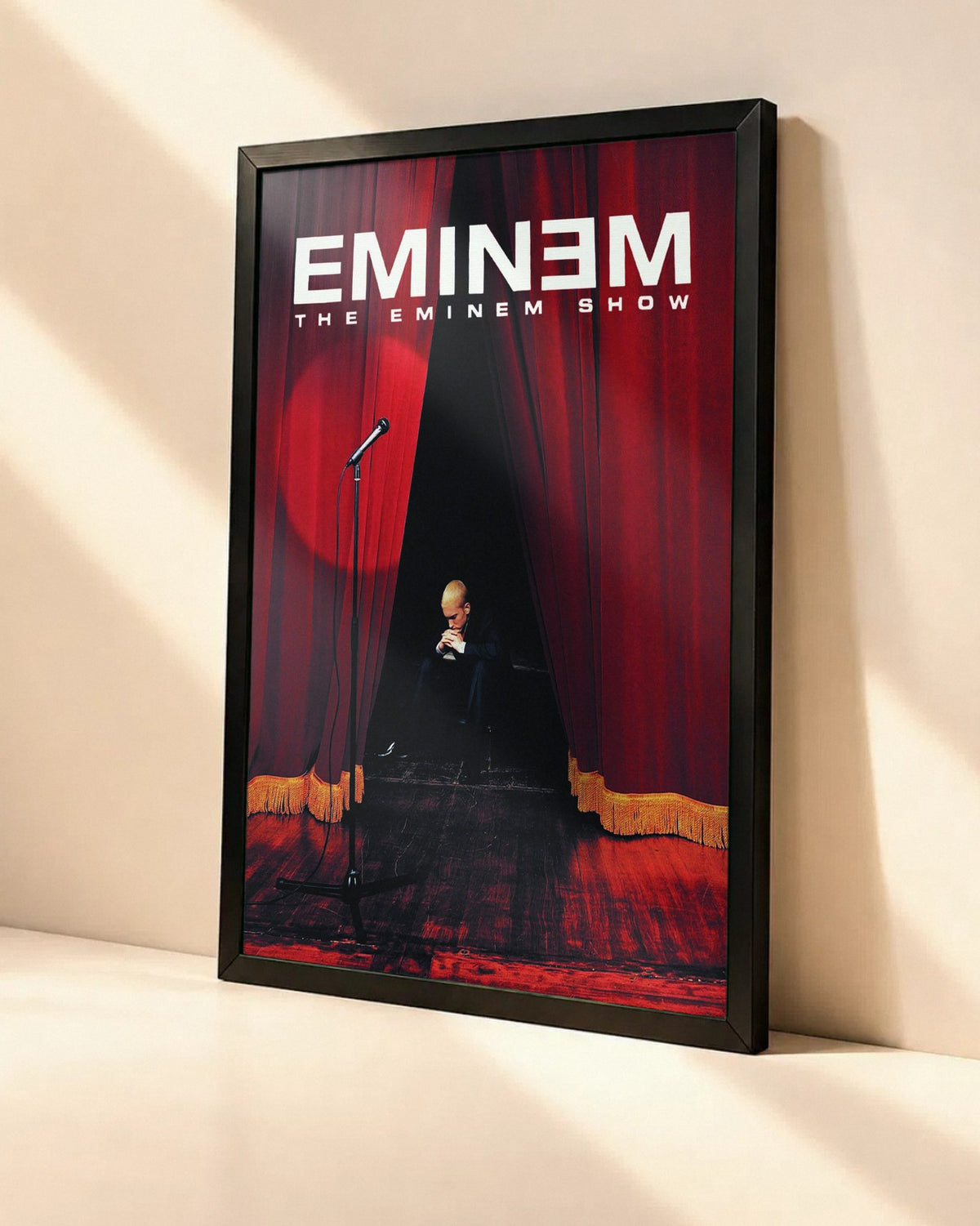 Poster Eminem – The Eminem Show dans un cadre noir, vue en angle