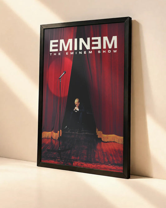 Poster Eminem – The Eminem Show dans un cadre noir, vue en angle