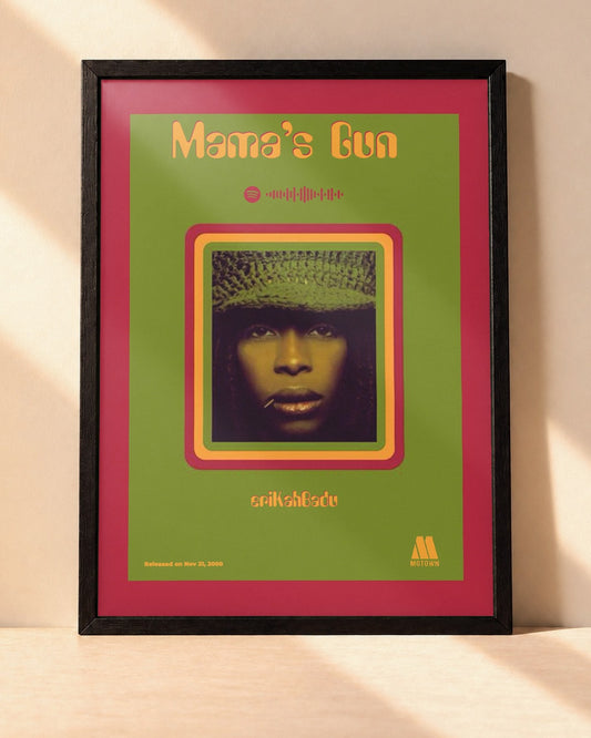 Poster Erykah Badu – Mama's Gun encadré dans un cadre noir, posé contre un mur clair