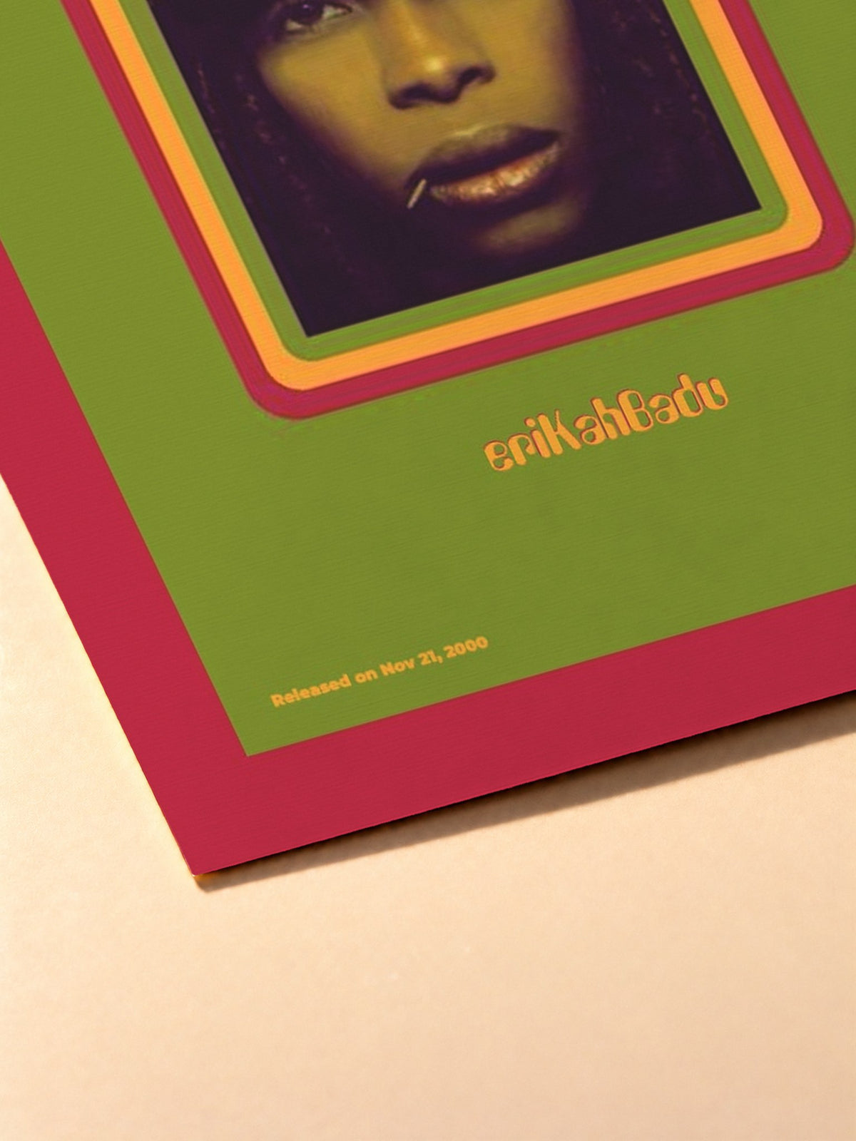 Gros plan sur l'impression du poster Erykah Badu – Mama's Gun