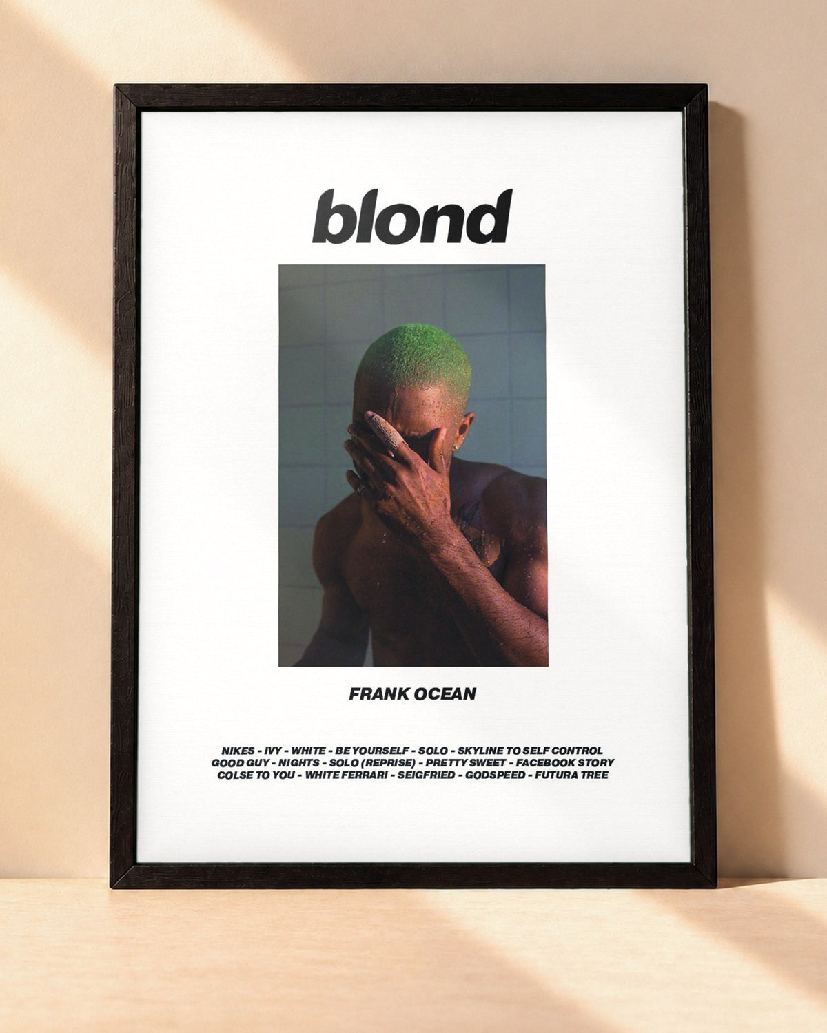Poster Frank Ocean – Blonde encadré dans un cadre noir, posé contre un mur clair