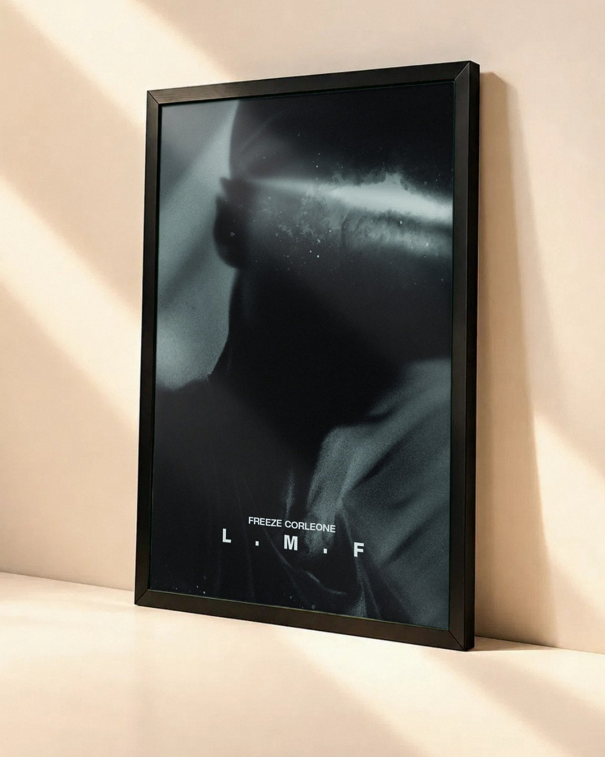 Poster Freeze Corleone – LMF dans un cadre noir, vue en angle