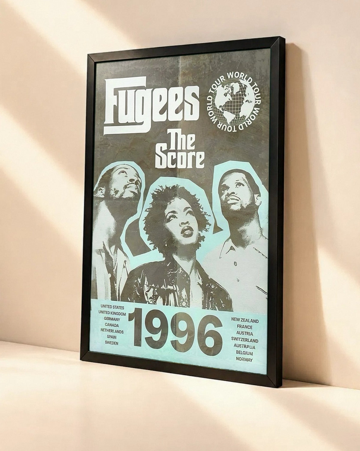 Poster Fugees – 1996 dans un cadre noir, vue en angle
