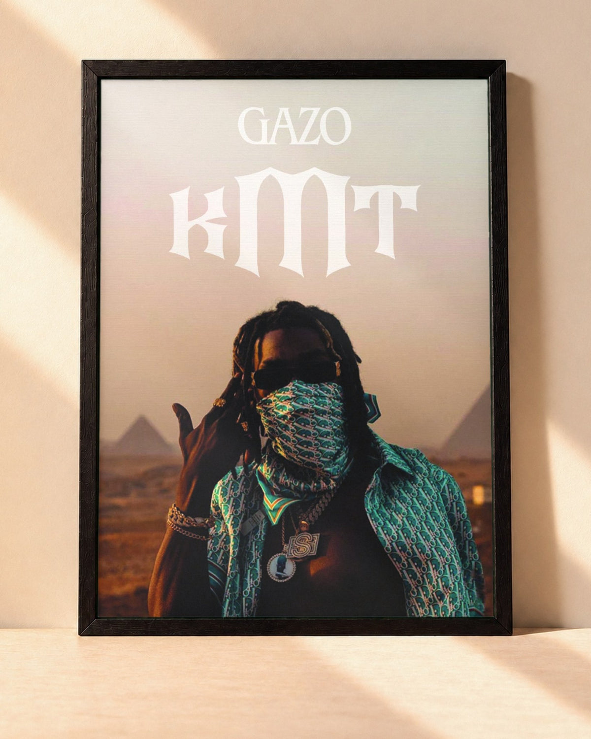 Poster Gazo – KMT encadré dans un cadre noir, posé contre un mur clair
