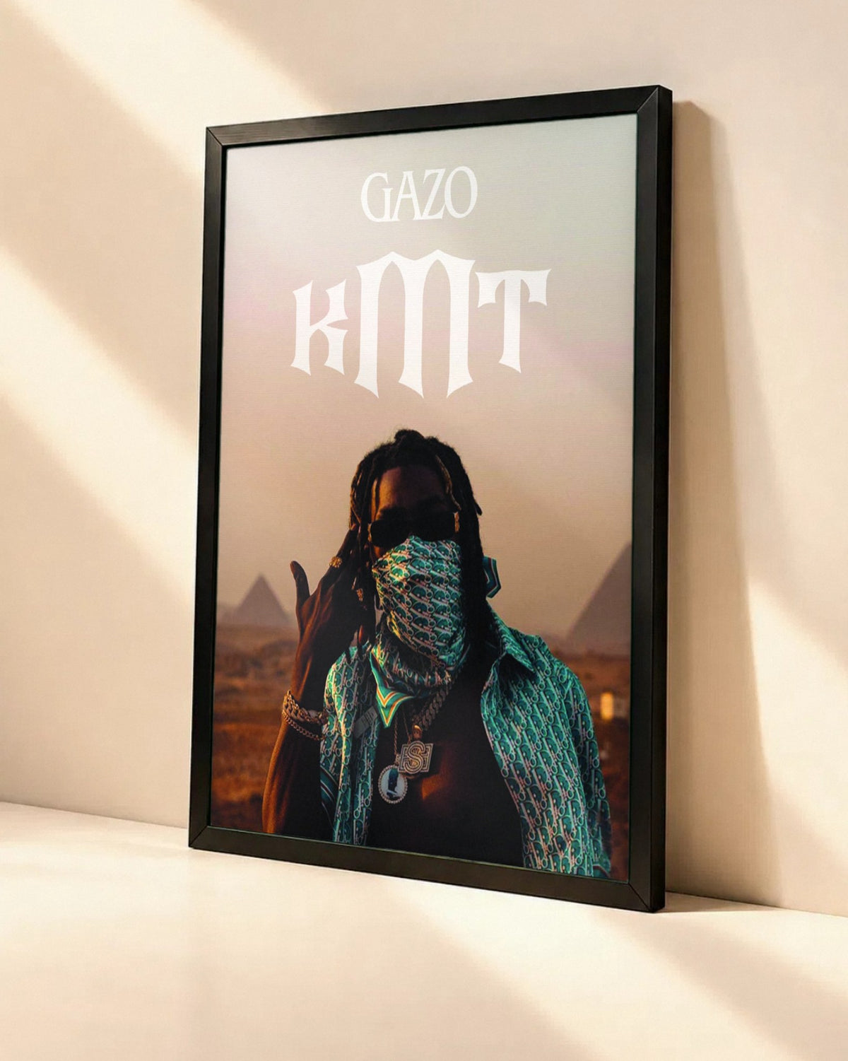 Poster Gazo – KMT dans un cadre noir, vue en angle
