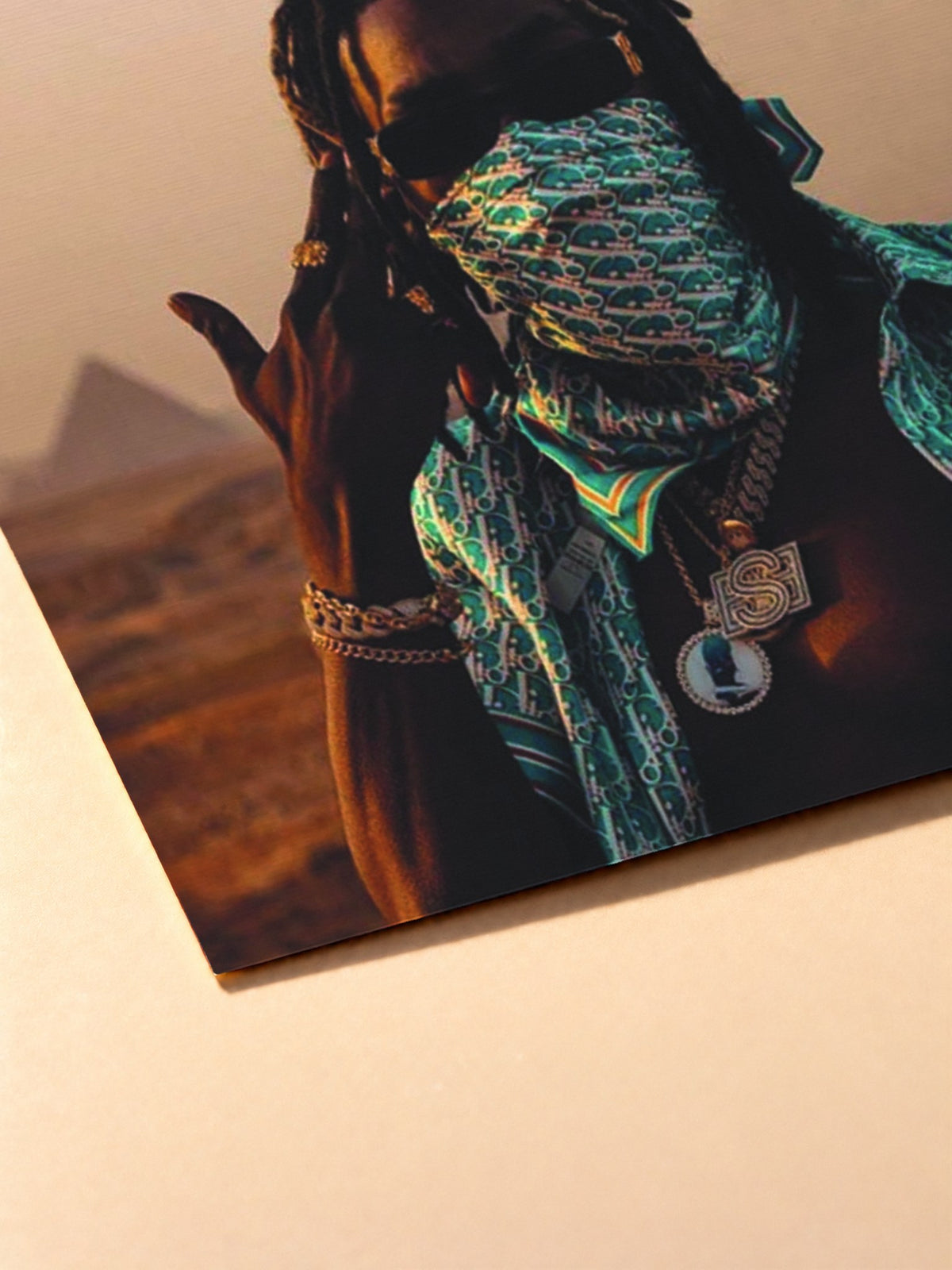 Gros plan sur l'impression du poster Gazo – KMT