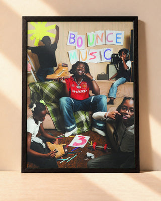 Poster Genezio – Bouce Musique Vol3 encadré dans un cadre noir, posé contre un mur clair