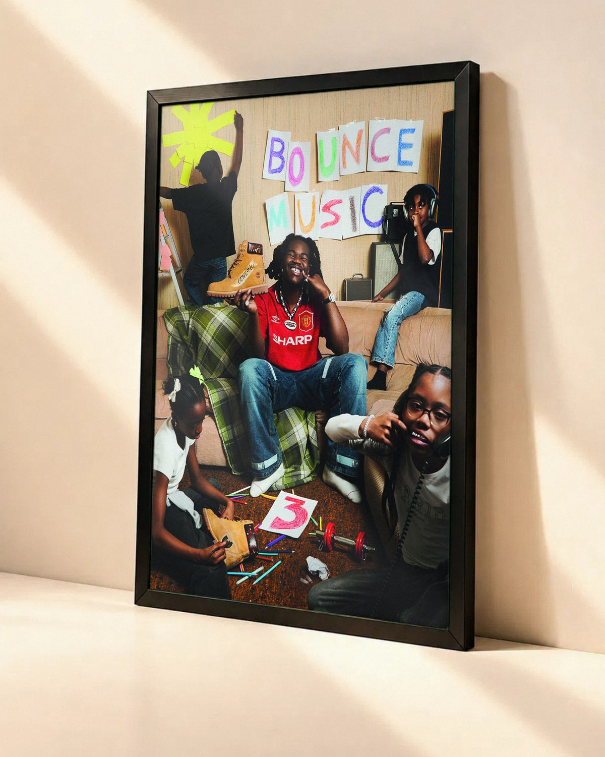 Poster Genezio – Bouce Musique Vol3 dans un cadre noir, vue en angle