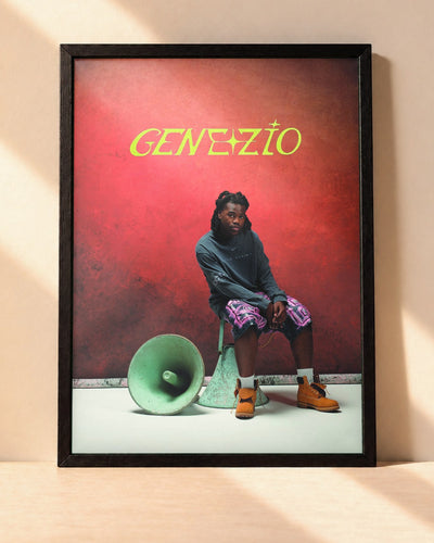 Poster Genezio – Shooting encadré dans un cadre noir, posé contre un mur clair