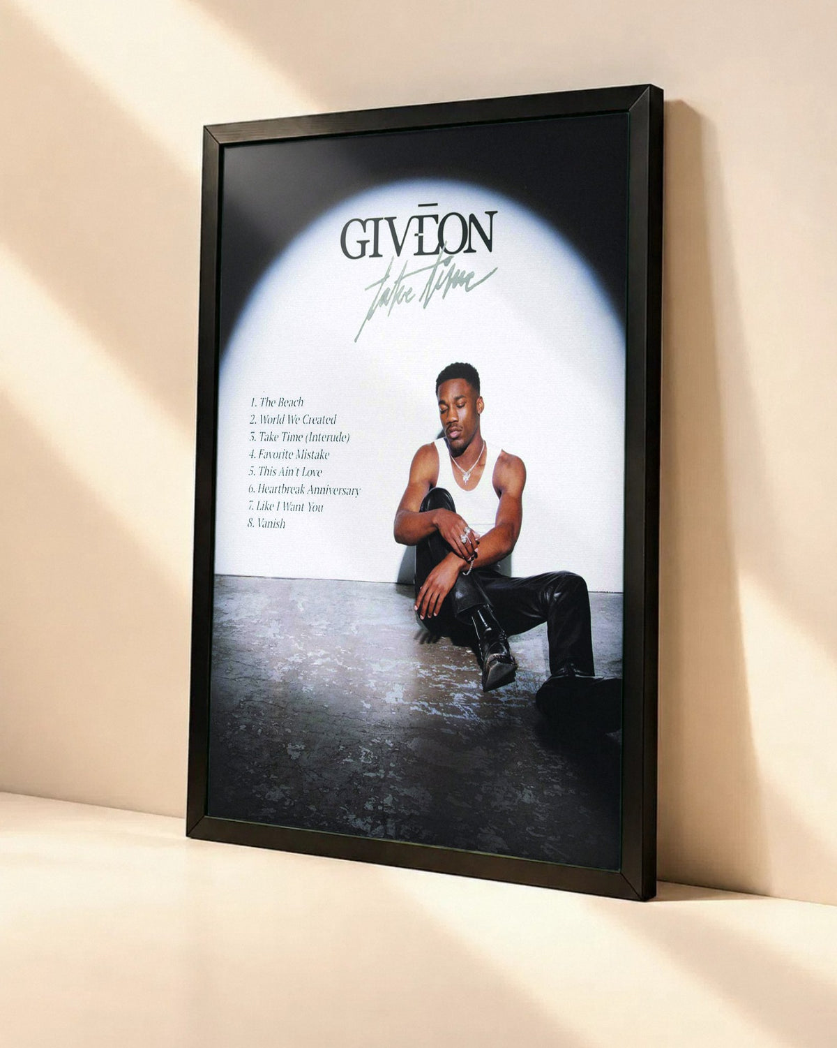 Poster Giveon – Take Time dans un cadre noir, vue en angle