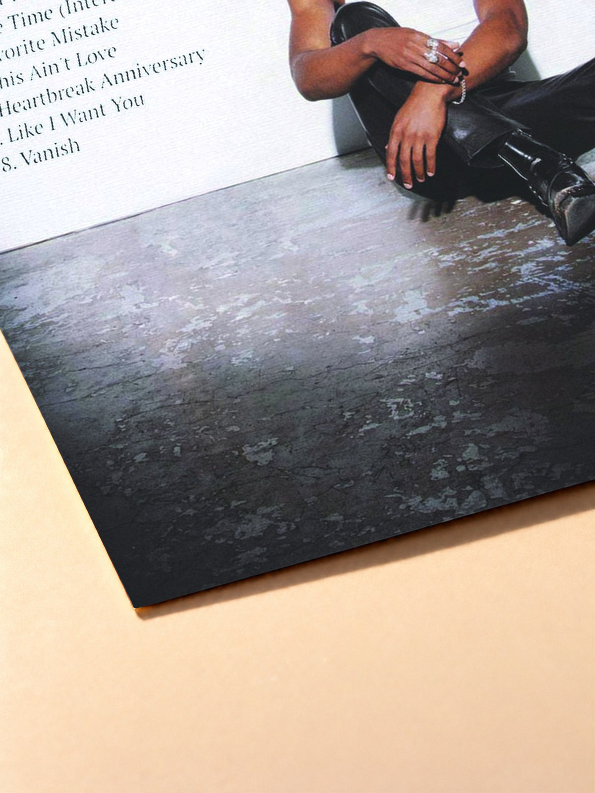 Gros plan sur l'impression du poster Giveon – Take Time