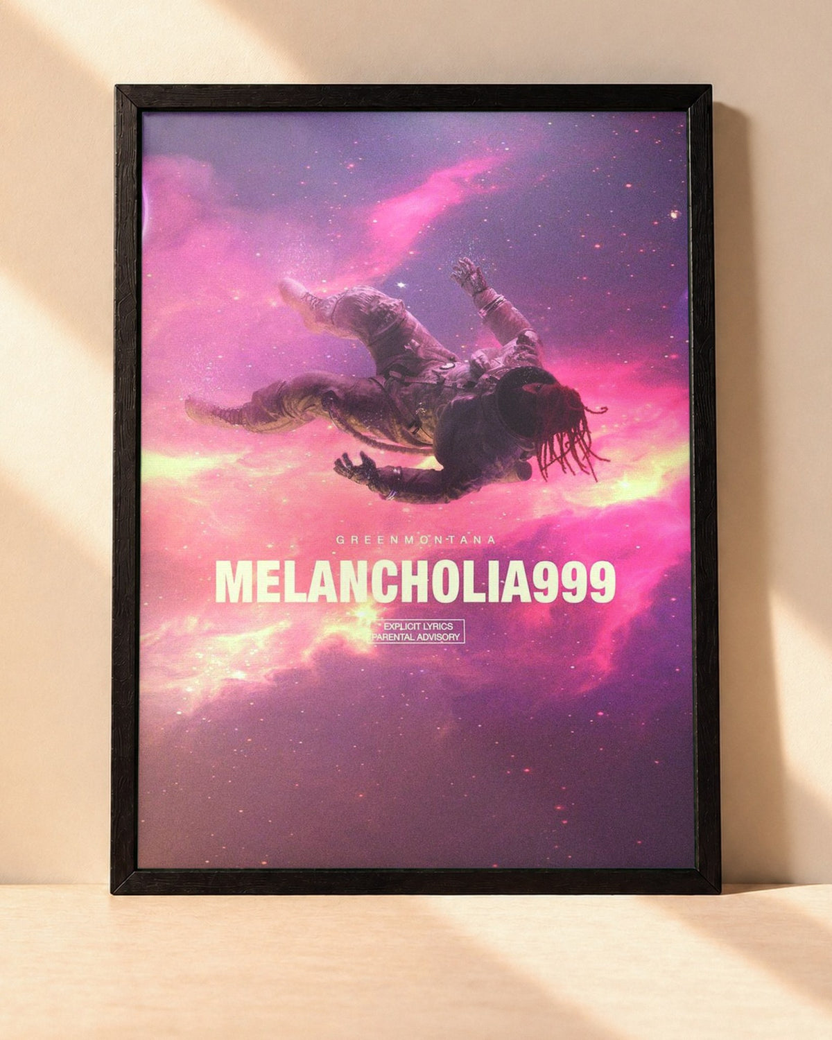 Poster Green Montana – Melancholia999 encadré dans un cadre noir, posé contre un mur clair