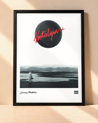 Poster Green Montana – Nostalgia+ encadré dans un cadre noir, posé contre un mur clair