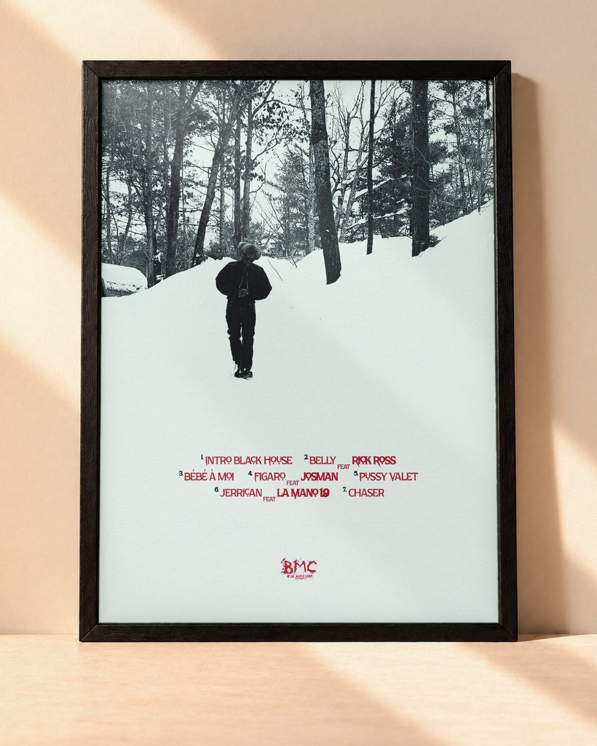 Poster Guy2Bezbar – Black House encadré dans un cadre noir, posé contre un mur clair