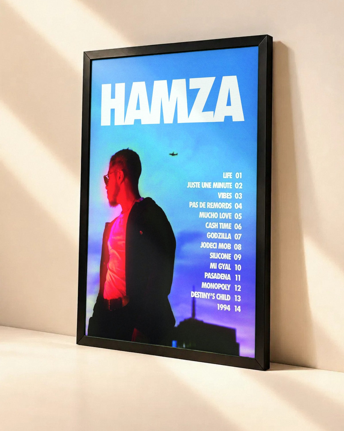 Poster Hamza – 1994 dans un cadre noir, vue en angle