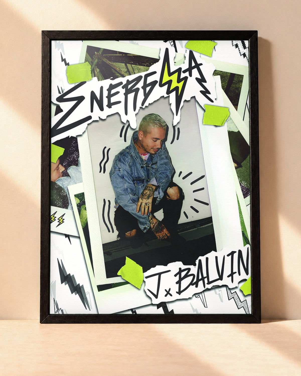 Poster J Balvin – Energia encadré dans un cadre noir, posé contre un mur clair