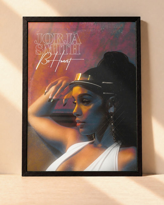 Poster Jorja Smith – Be Honest encadré dans un cadre noir, posé contre un mur clair