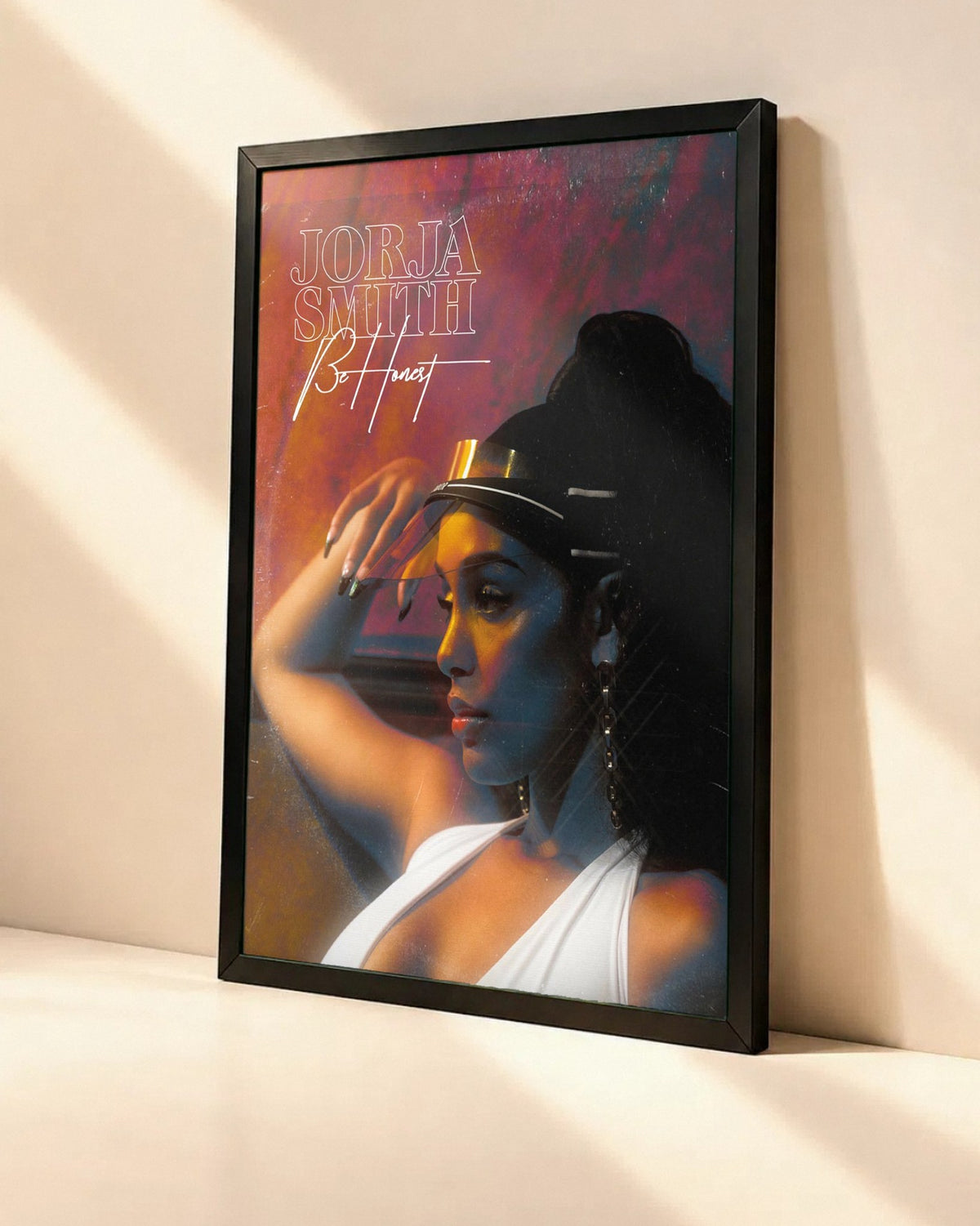 Poster Jorja Smith – Be Honest dans un cadre noir, vue en angle