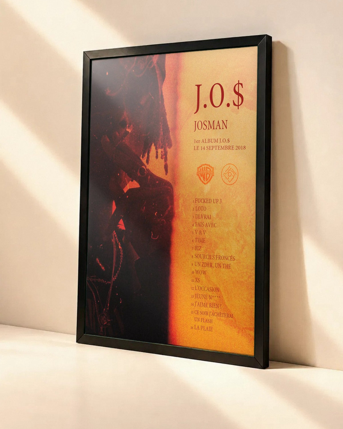 Poster Josman – JO$ dans un cadre noir, vue en angle