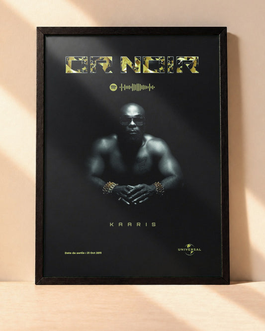 Poster Kaaris – Or Noir encadré dans un cadre noir, posé contre un mur clair